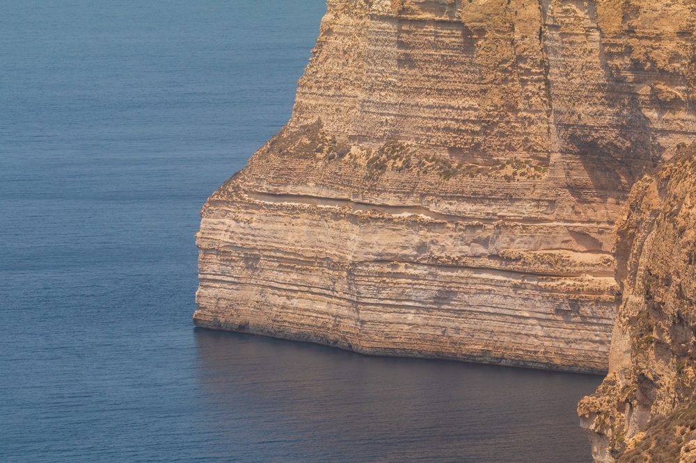 Les falaises de Dingli au-dessus de la Méditerranée sur la côte ouest de Malte