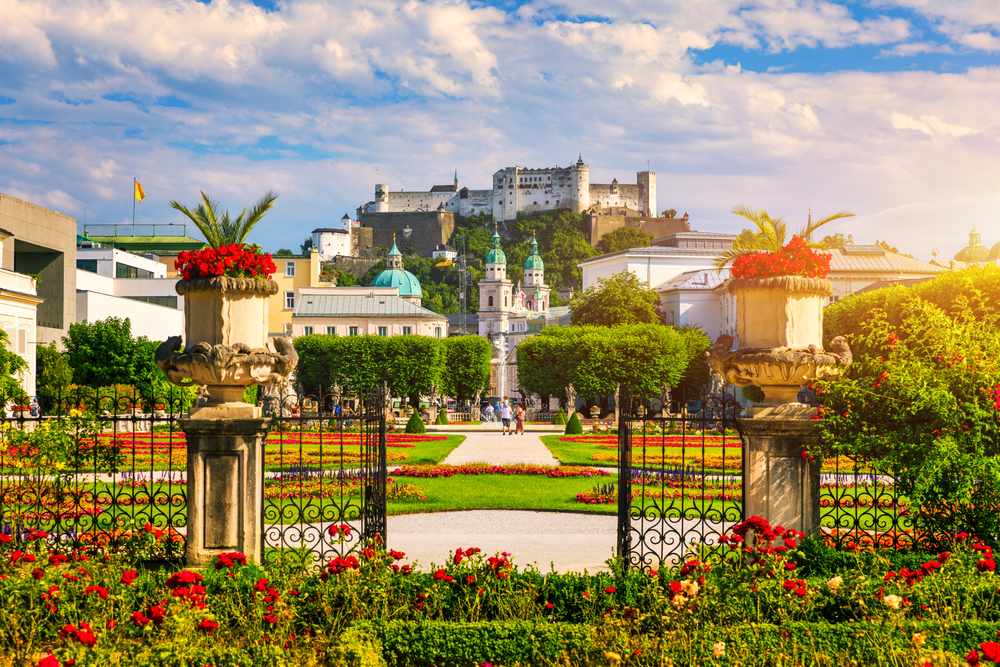 Les jardins Mirabell à Salzbourg avec la forteresse de Hohensalzburg en arrière-plan