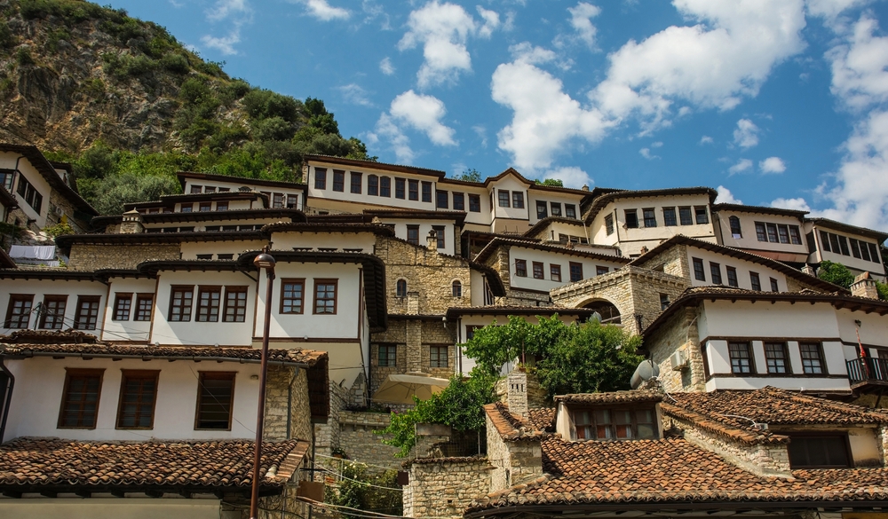 Où dormir en Albanie ? Les 7 meilleurs endroits et de bons hôtels 16 Les maisons ottomanes blanches du quartier de Mangalem à Berat