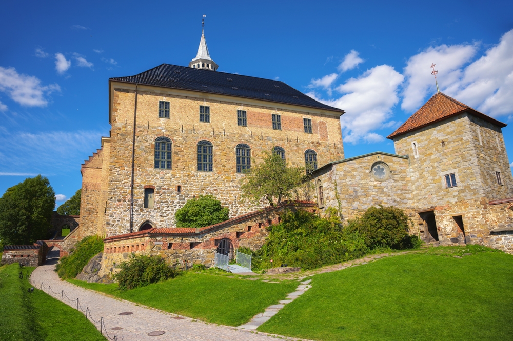 Les murailles de pierre et les tours de la forteresse d’Akershus à Oslo