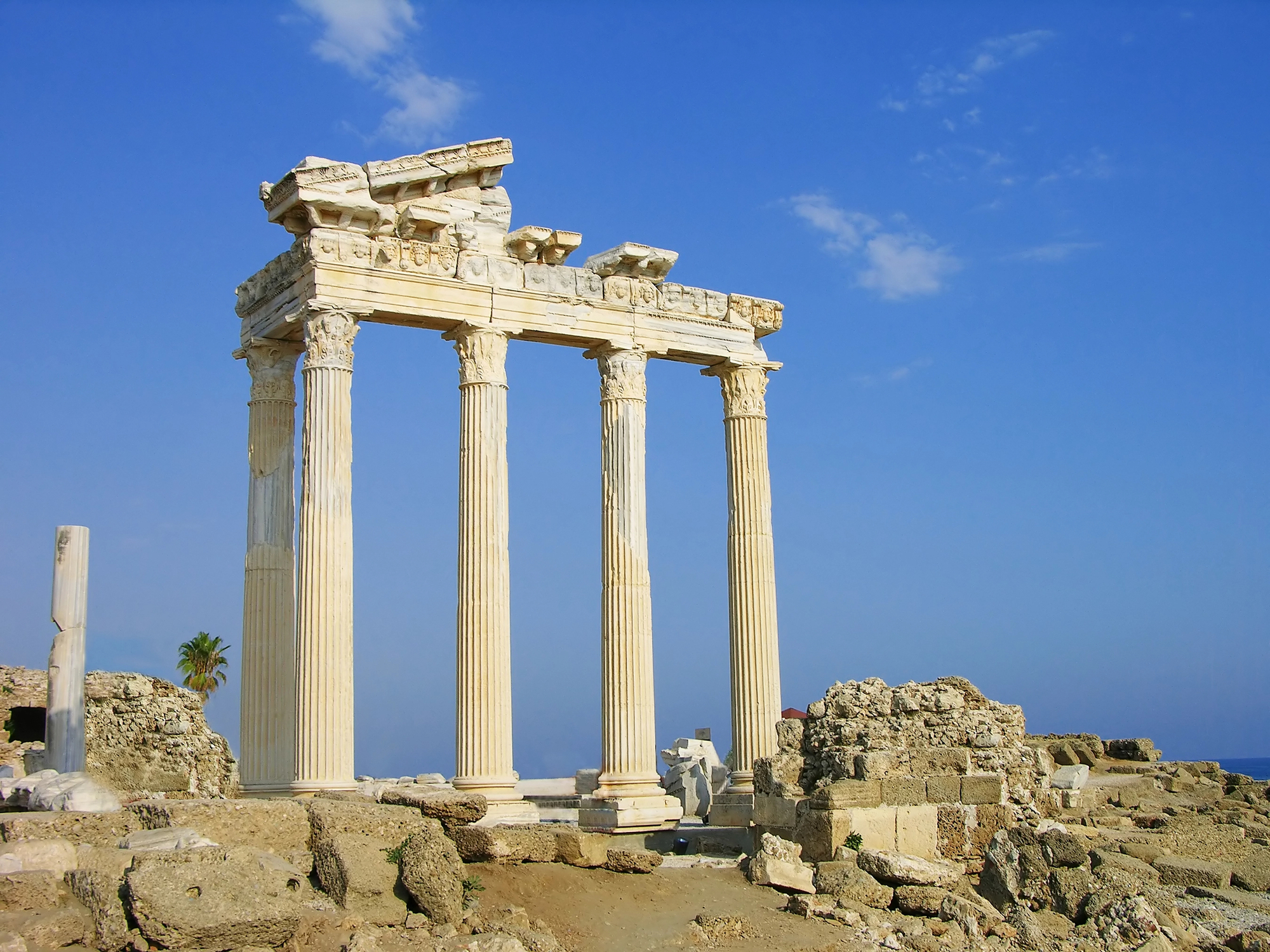 Les ruines du temple d’Apollon à Side au coucher du soleil
