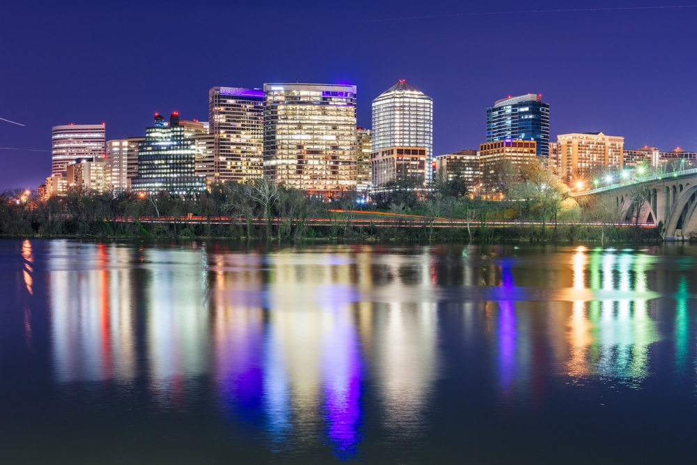 Où dormir à Washington D.C. ? Les 6 meilleurs quartiers et de bons hôtels 14 Les tours de Rosslyn au bord du Potomac le soir