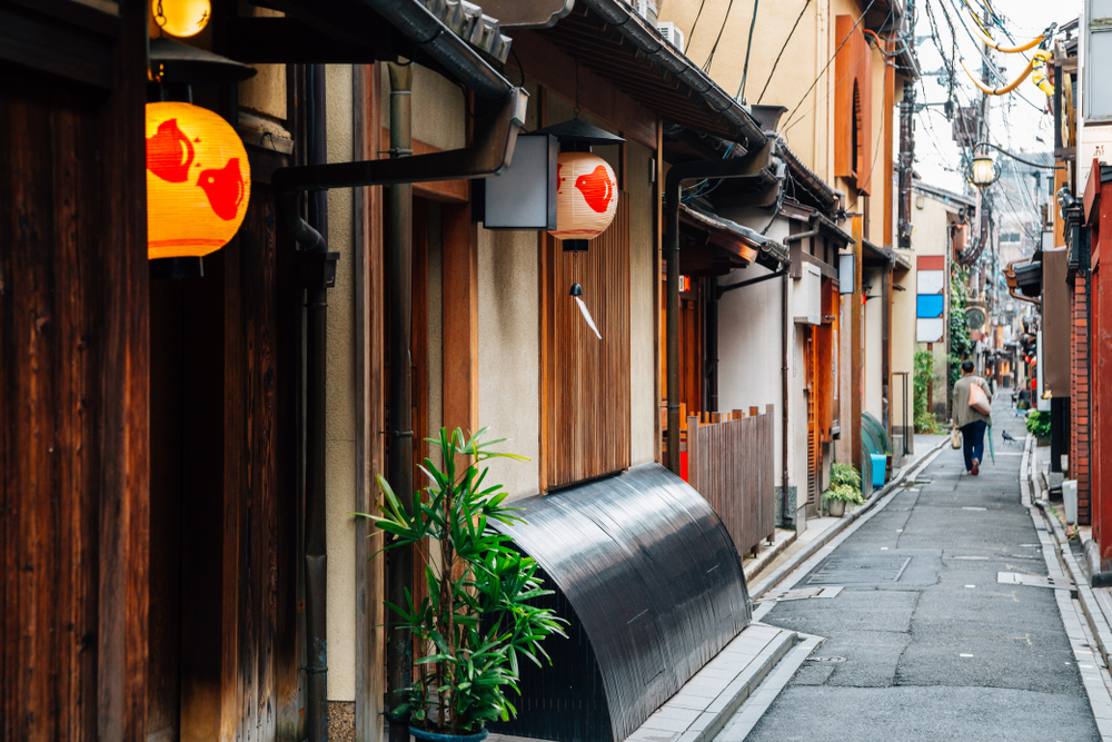L’étroite ruelle de restaurants Pontocho près de Kawaramachi à Kyoto