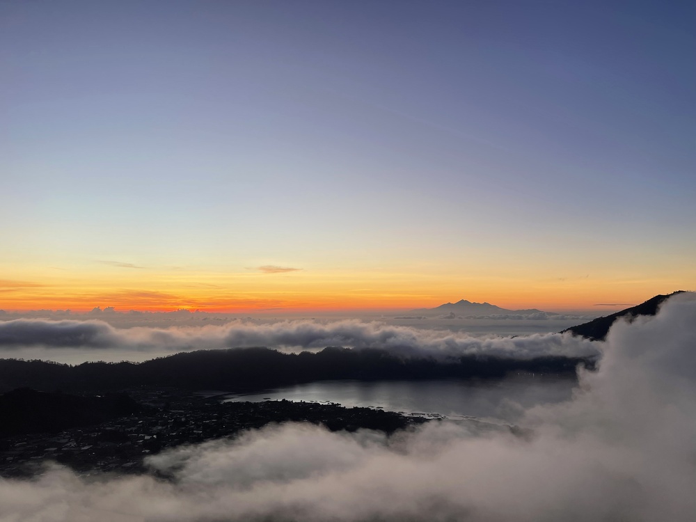 Que faire à Bali ? Les 17 meilleurs sites et activités 24 Lever du soleil depuis le mont Batur avec le lac Batur et le mont Agung