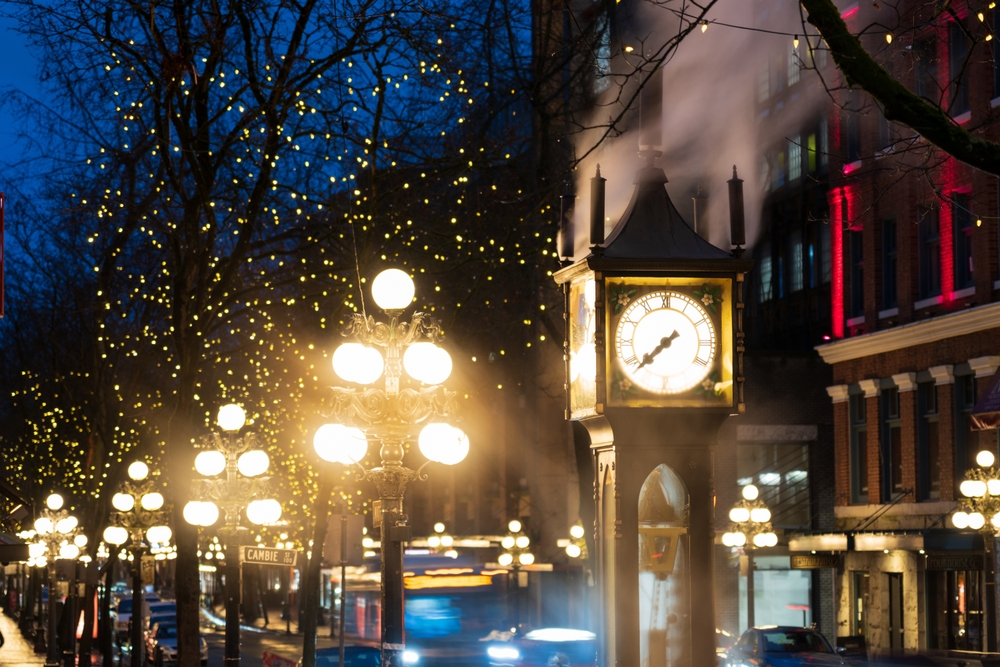 Où dormir à Vancouver ? Les 6 meilleurs quartiers et de bons hôtels 9 L’horloge à vapeur de Gastown à l’angle de Cambie Street et de Water Street à Vancouver en soirée