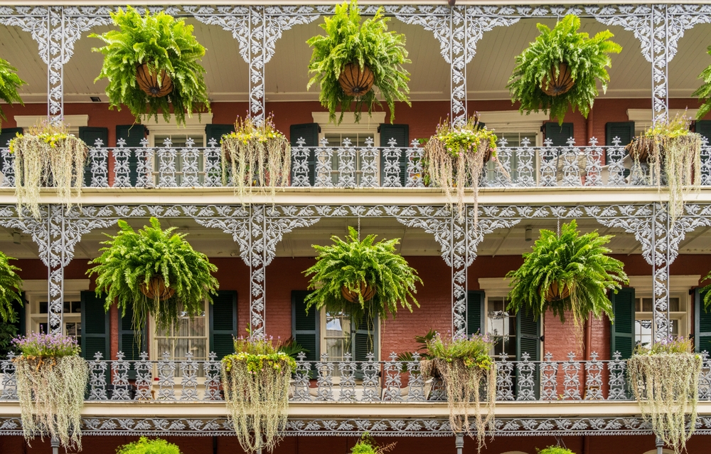 Où dormir à La Nouvelle-Orléans ? Les 5 meilleurs quartiers et de bons hôtels 8 Maison aux balcons en fer forgé et aux paniers de fleurs suspendus sur Royal Street dans le Vieux Carré