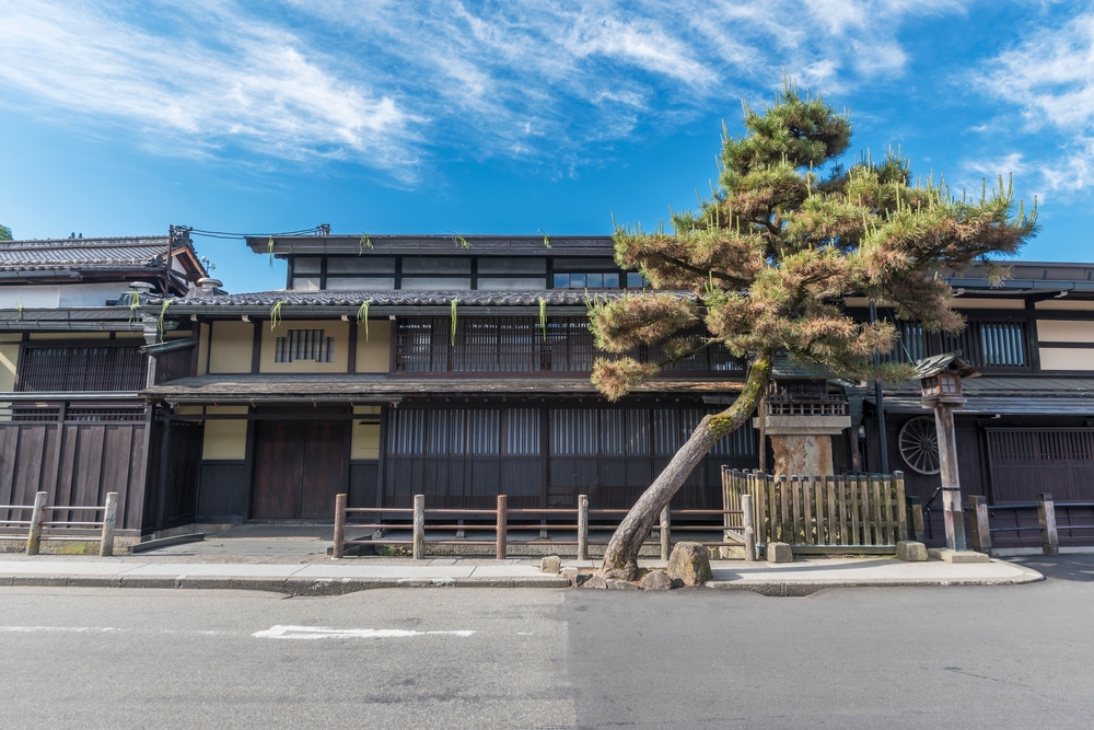 Où dormir au Japon ? Les 7 meilleurs endroits et de bons hôtels 12 Maisons en bois préservées dans le quartier historique de Takayama au Japon