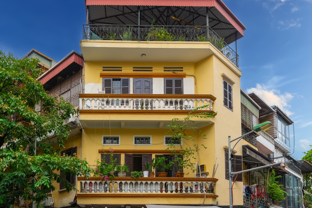 Maisons hautes et étroites aux façades couvertes de plantes dans le Vieux Quartier de Hanoï