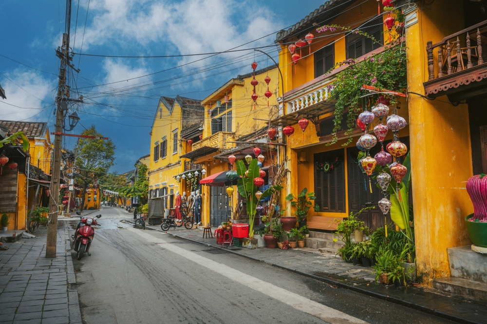 Maisons jaunes et lanternes en papier dans une rue de la vieille ville de Hoi An