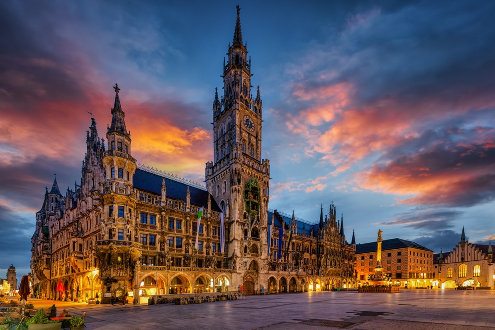 Marienplatz et le Neues Rathaus à Munich au lever du soleil