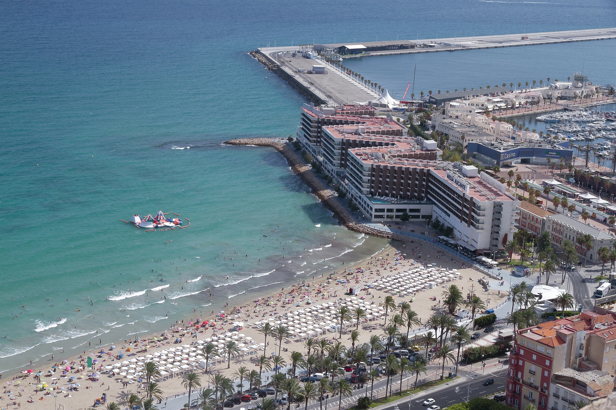 De l’aéroport d’Alicante au centre - guide des transports 6 La marina et la plage Playa del Postiguet à Alicante