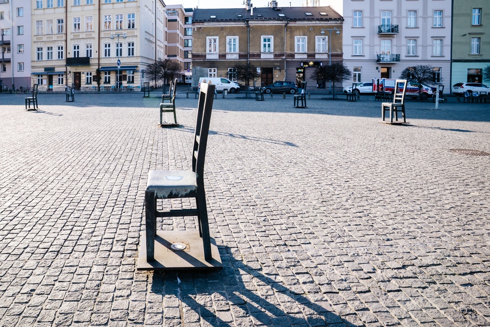 De l’aéroport de Cracovie au centre - guide des transports 11 Le mémorial aux chaises vides sur la Plac Bohaterów Getta, à Podgórze, à Cracovie