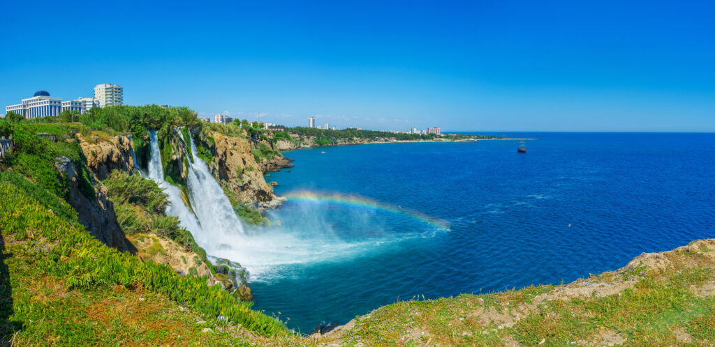 La côte d’Antalya avec la Méditerranée et les monts Taurus en arrière-plan