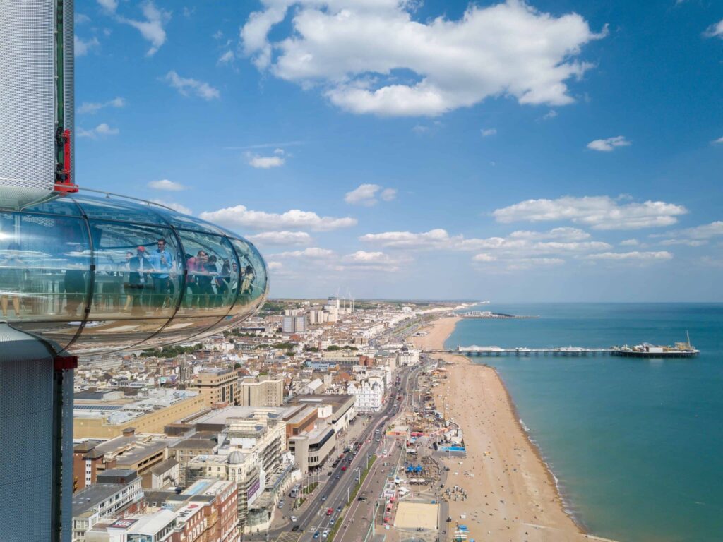Vue aérienne de Brighton avec la tour i360 et le front de mer