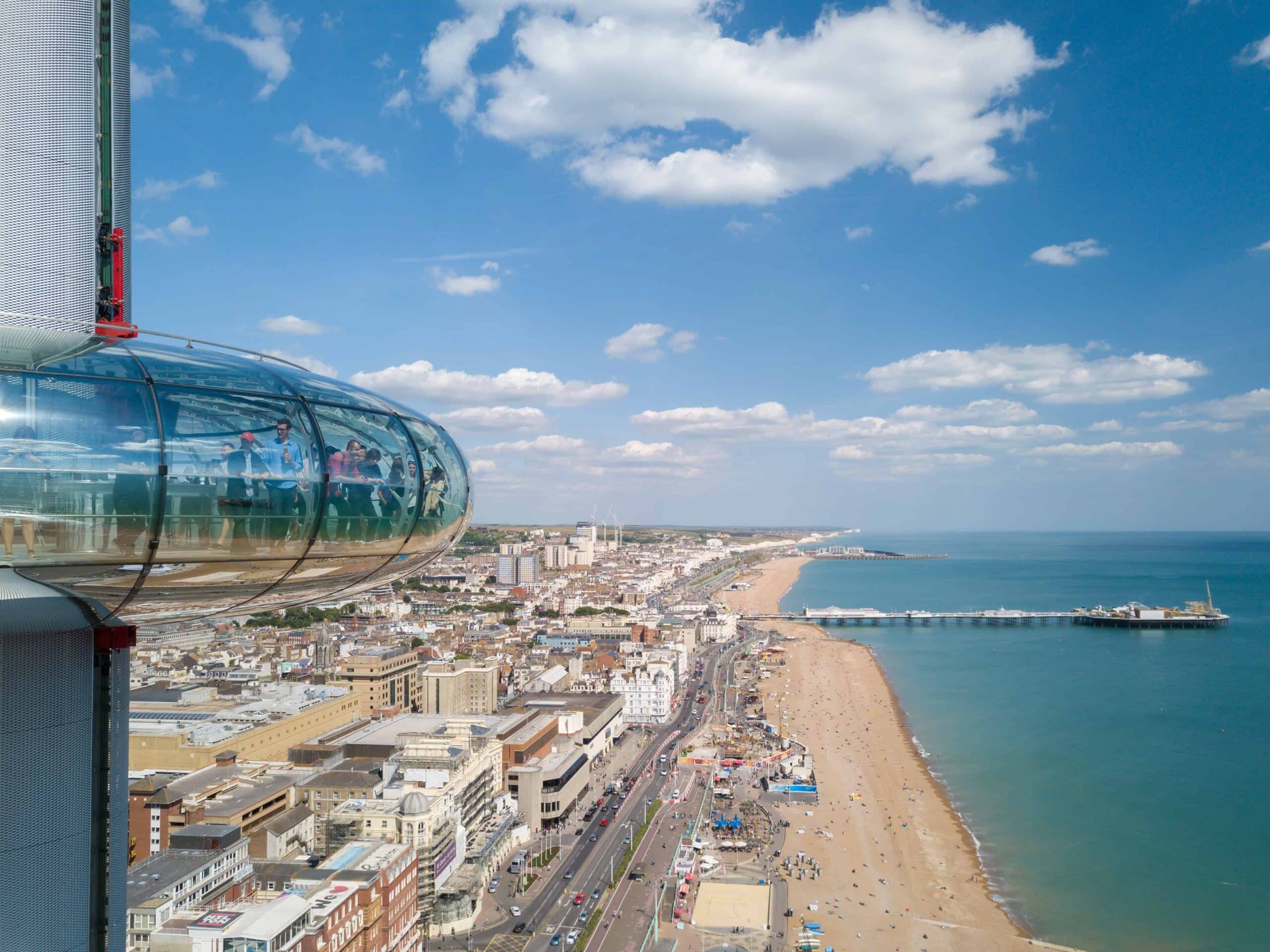 Vue aérienne de Brighton avec la tour i360 et le front de mer