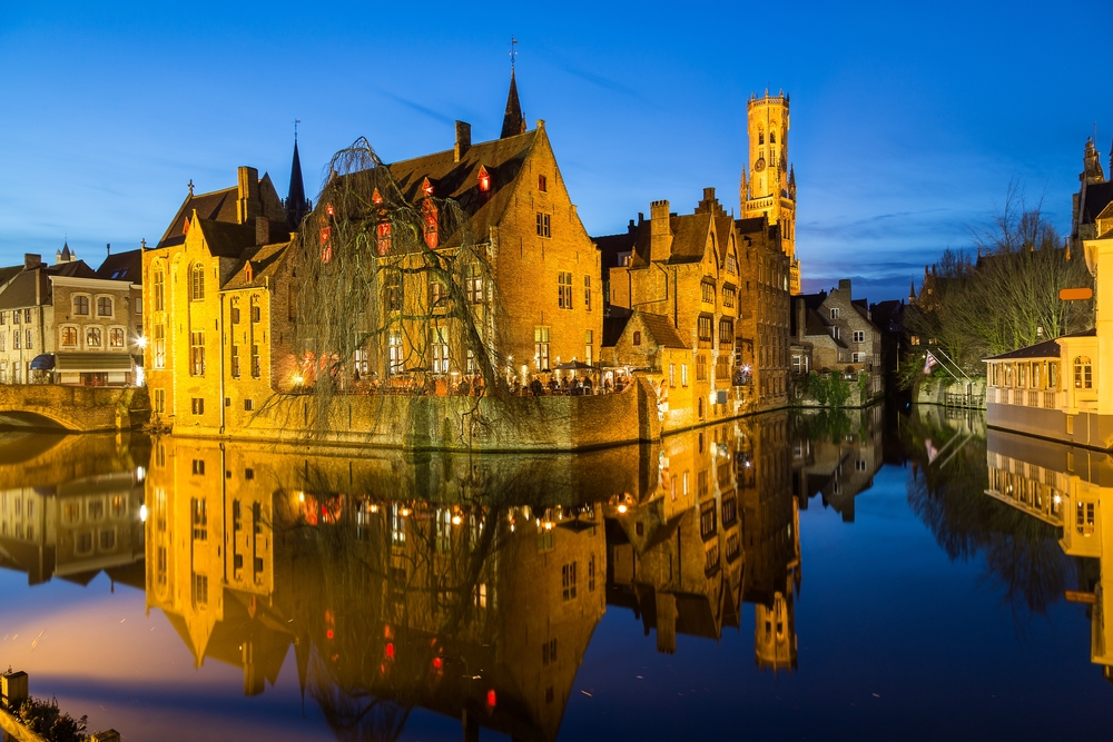 Le Rozenhoedkaai et le Beffroi de Bruges au crépuscule