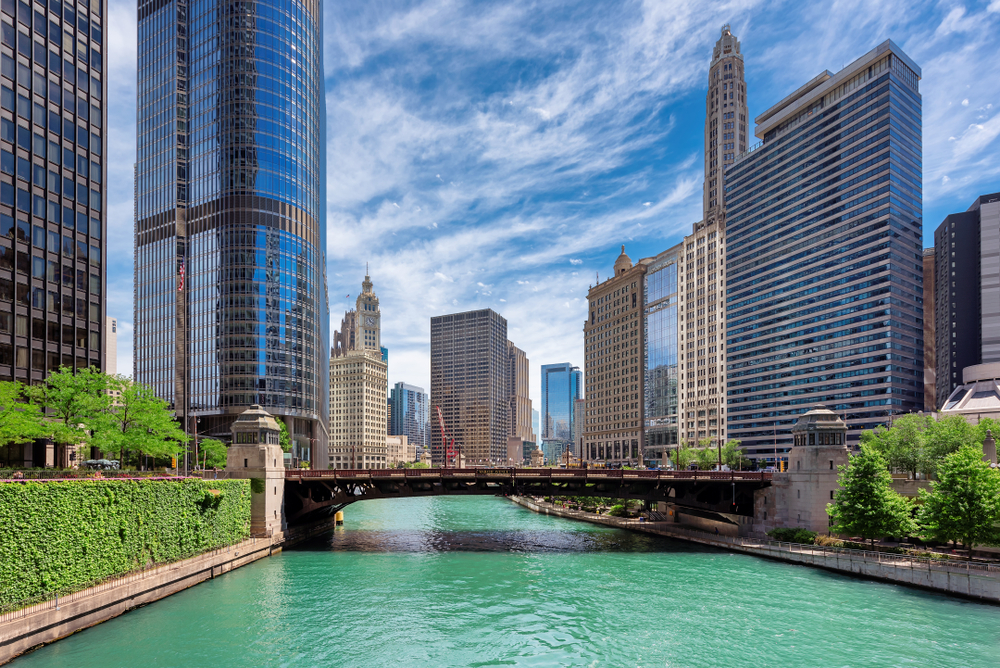 La skyline de Chicago et la Chicago River par une journée d’été ensoleillée