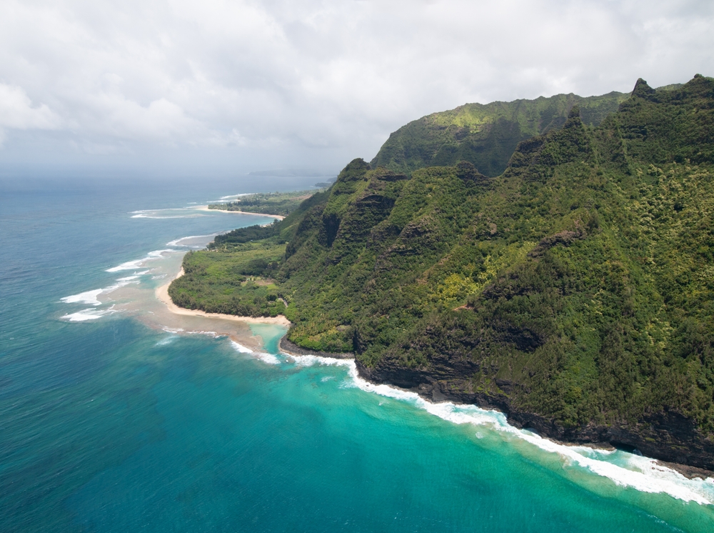 Vue aérienne de la côte de Na Pali à Kauai, avec ses falaises vertes abruptes et sa mer turquoise