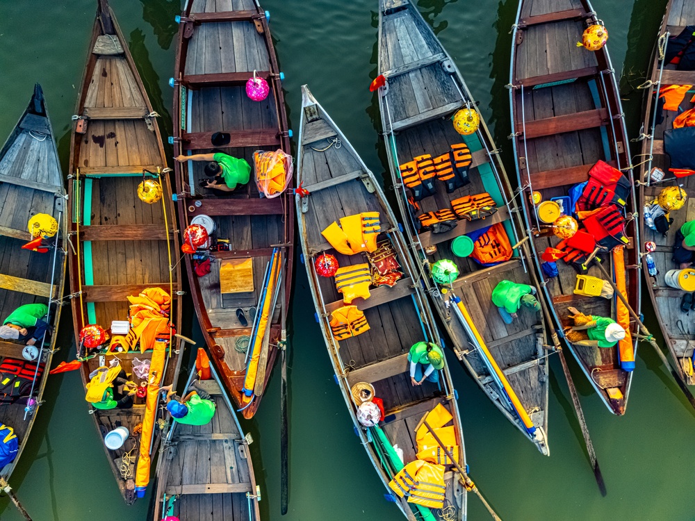 Bateaux en bois sur la rivière Thu Bon près de la vieille ville de Hoi An