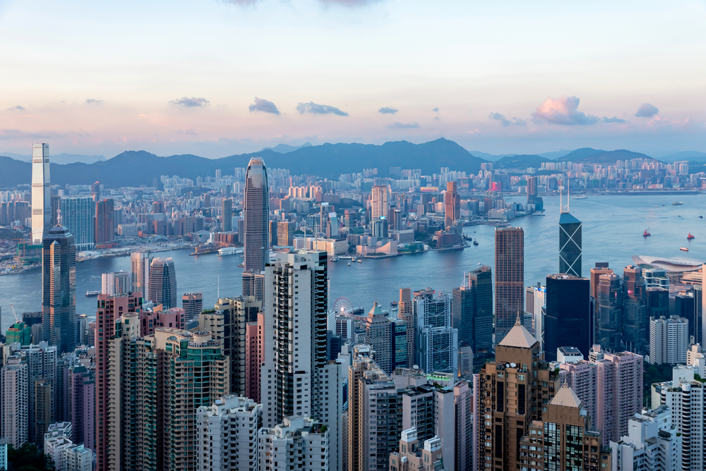 Les gratte-ciel de Hong Kong au coucher du soleil vus depuis Victoria Peak