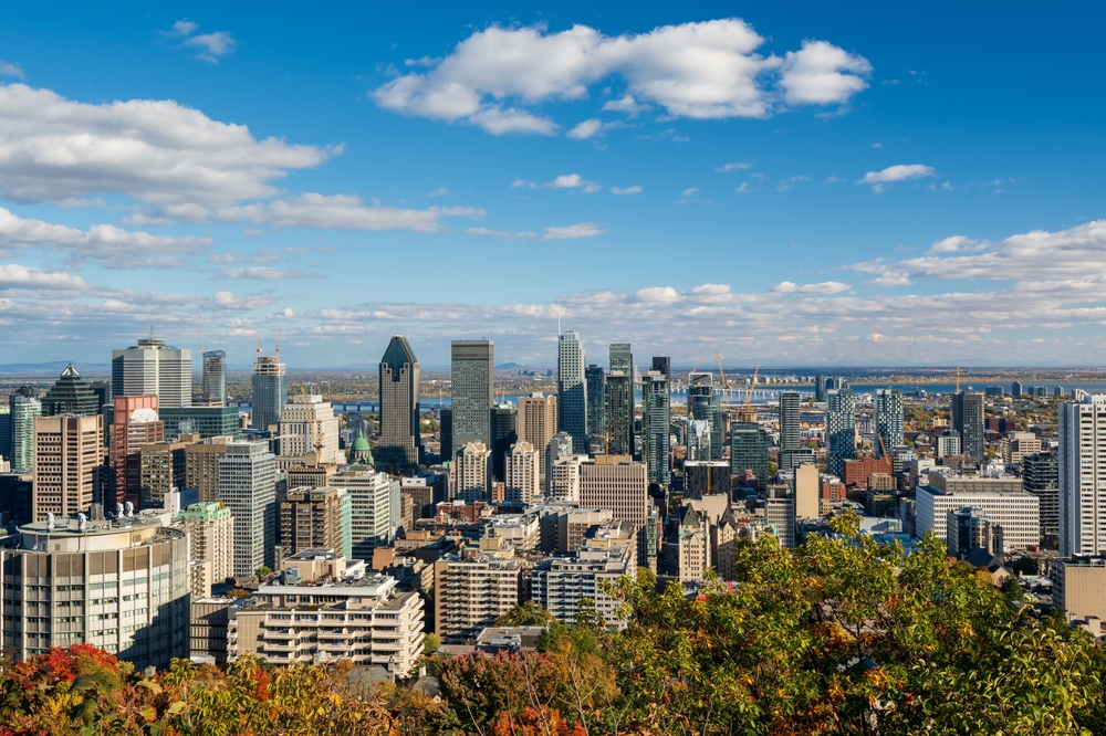 Les gratte-ciel de Montréal aux couleurs de l’automne vus du belvédère Kondiaronk sur le mont Royal