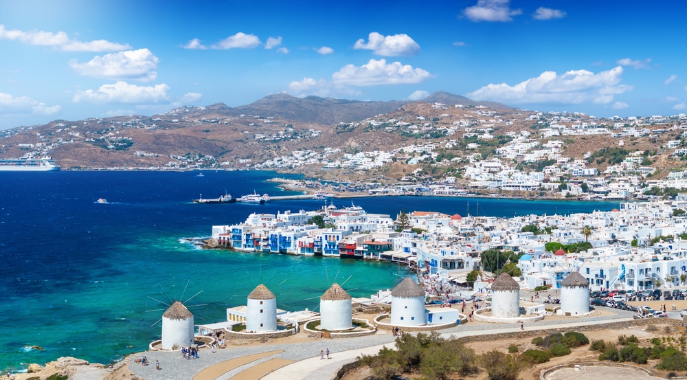 Vue entre les moulins sur la ville de Mykonos et Little Venice