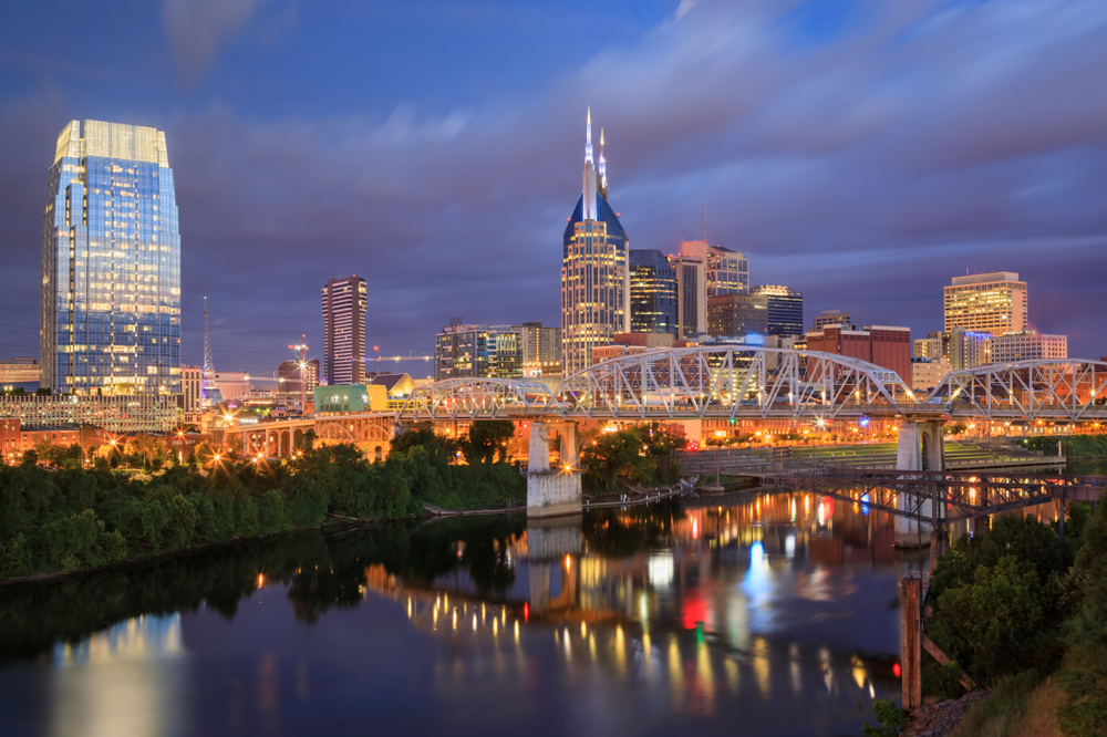 Les gratte-ciel de Nashville et la passerelle John Seigenthaler Pedestrian Bridge au-dessus de la rivière Cumberland à l’aube