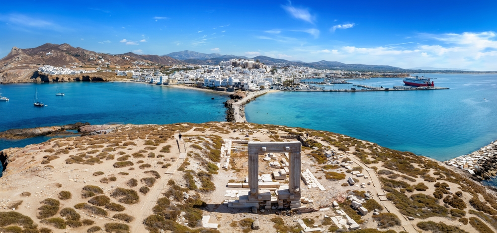 Vue aérienne de Portara à Naxos avec la ville et le port en arrière-plan