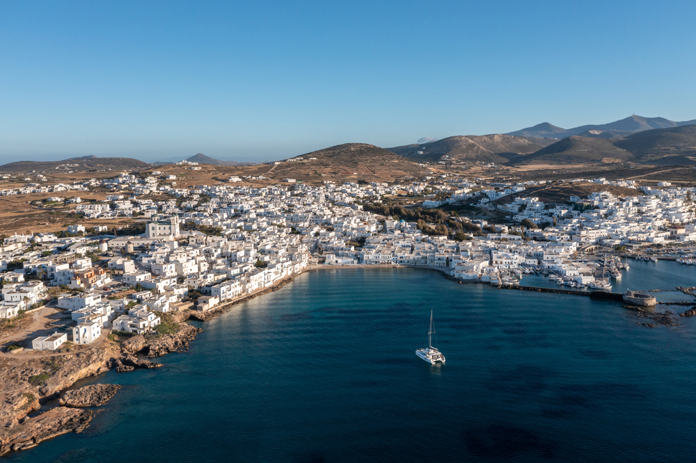 Vue aérienne de Naoussa et de son port à Paros