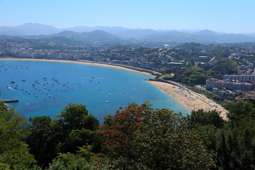 Vue sur Saint-Sébastien et la plage de La Concha depuis Monte Igueldo