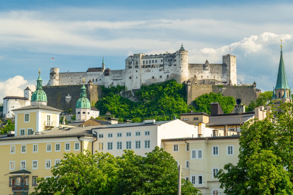La vieille ville de Salzbourg avec la forteresse de Hohensalzburg et la Salzach