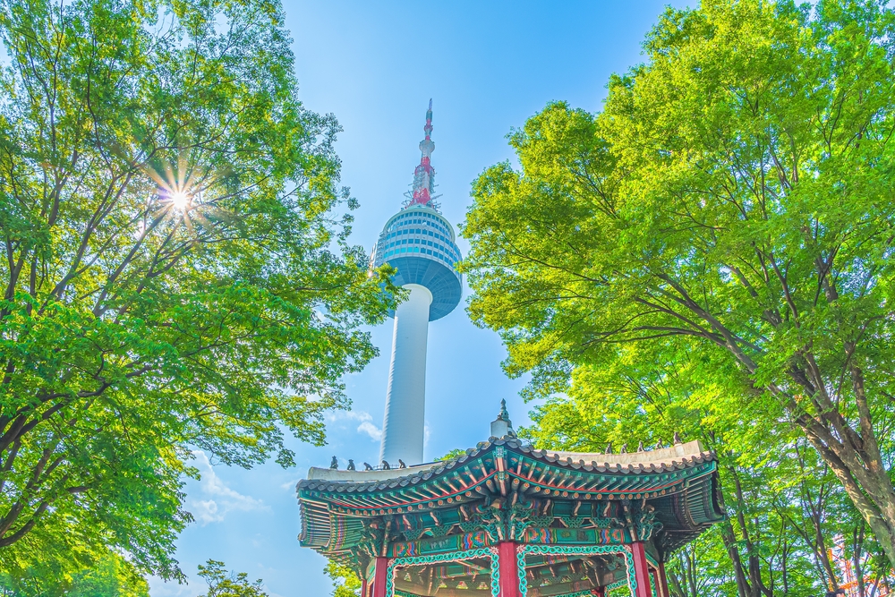 N Seoul Tower sur Namsan et un pavillon traditionnel à Séoul