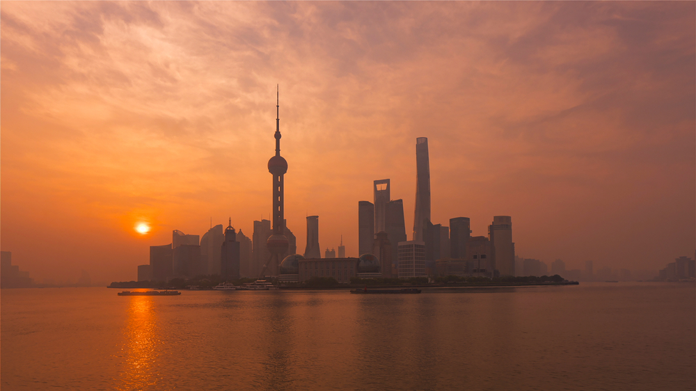 Les gratte-ciel de Lujiazui vus depuis le Bund à Shanghai au coucher du soleil