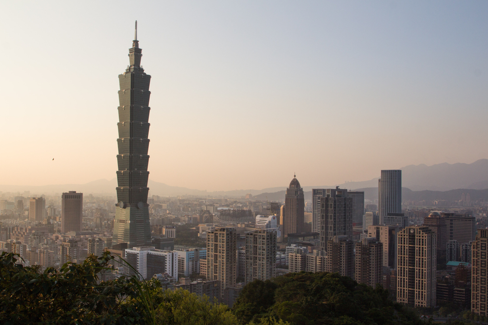 Taipei 101 et les gratte-ciel de Taipei au coucher du soleil vus depuis la montagne de l’Éléphant