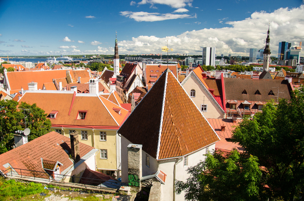 Vue sur les toits rouges et les clochers de la vieille ville de Tallinn depuis Kohtuotsa