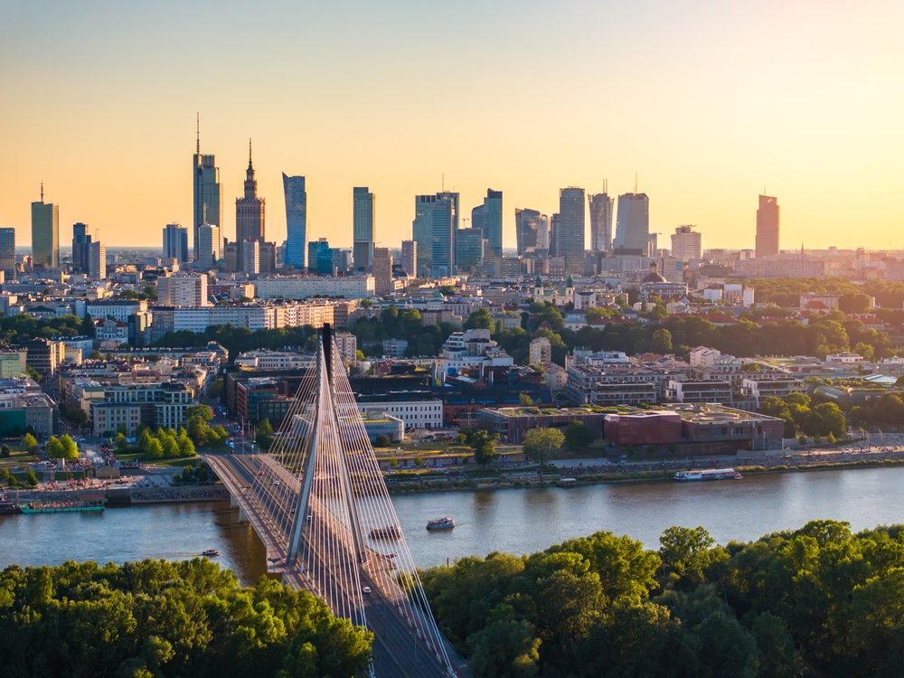 Vue sur Varsovie au coucher du soleil depuis l’autre rive de la Vistule