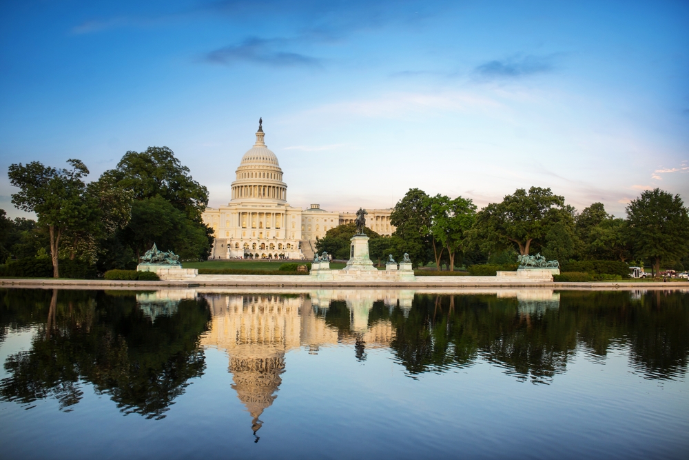 Le Capitole des États-Unis se reflétant dans l’eau sur le National Mall à Washington D.C.