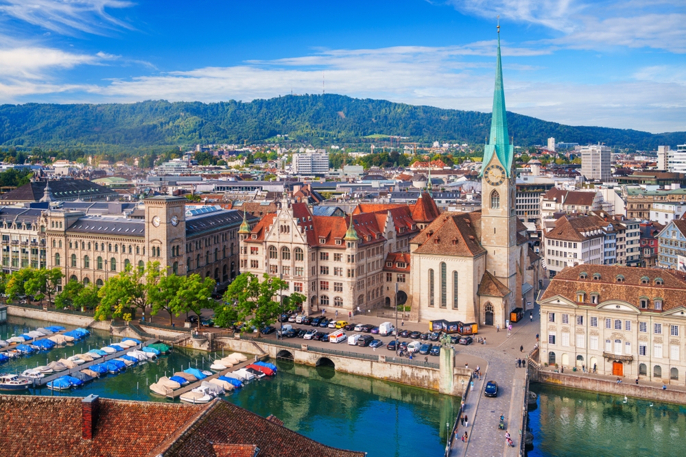 Le centre historique de Zurich au bord de la Limmat par une journée ensoleillée