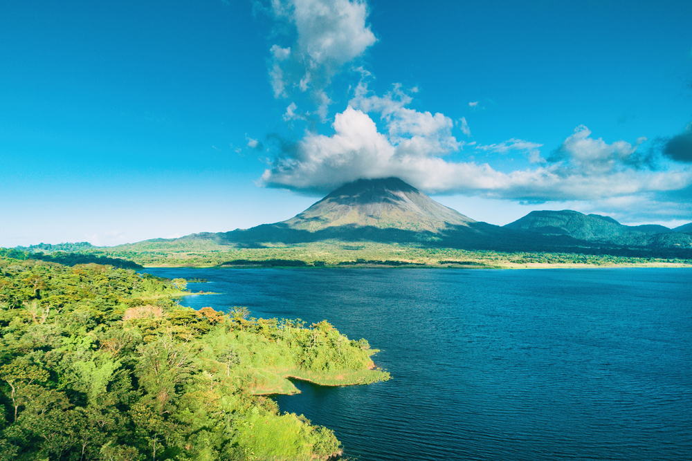 Vue aérienne du volcan Arenal et de la forêt tropicale près de La Fortuna au Costa Rica