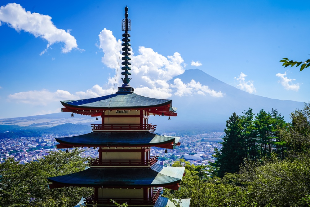 La pagode Chureito avec le mont Fuji en arrière-plan, à Fujiyoshida au Japon