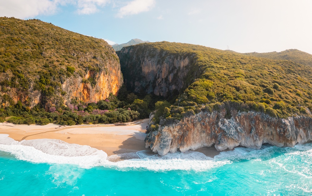 Vue aérienne de la plage de Gjipe et du canyon derrière elle sur la Riviera albanaise
