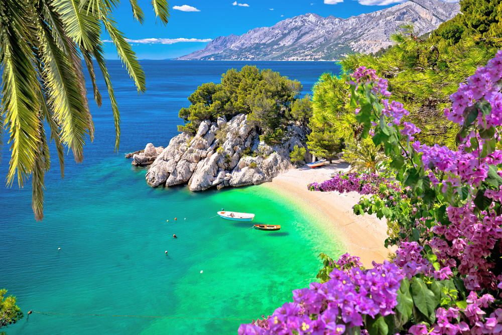 Vue aérienne de la plage de Punta Rata à Brela sur la riviera de Makarska en Croatie