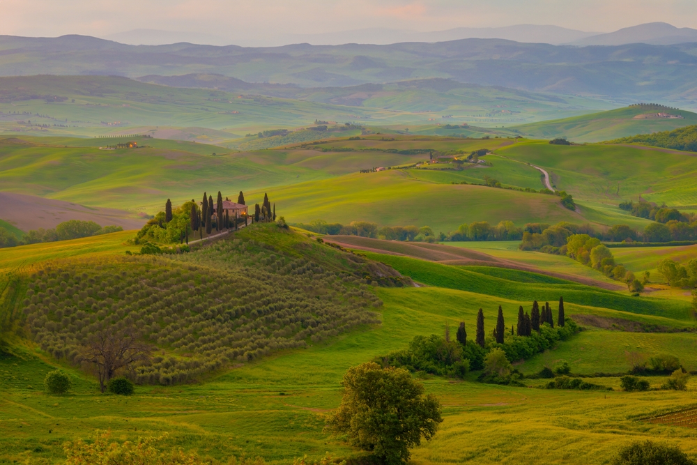Collines verdoyantes et ondulantes en Toscane
