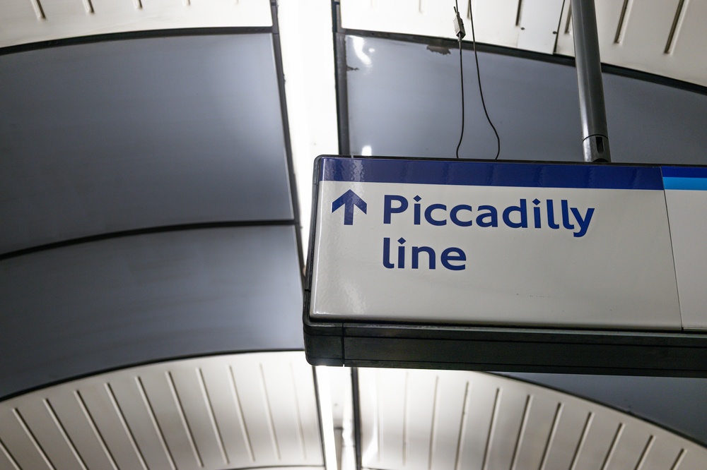 De Heathrow à Londres - trains, bus et taxis 8 Panneau de la Piccadilly line dans une station de métro à Londres