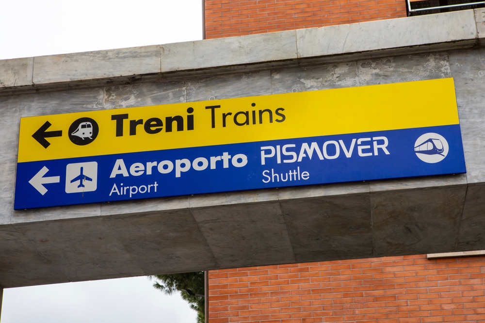 Panneaux à la gare Pisa Centrale indiquant les trains, l’aéroport et la navette