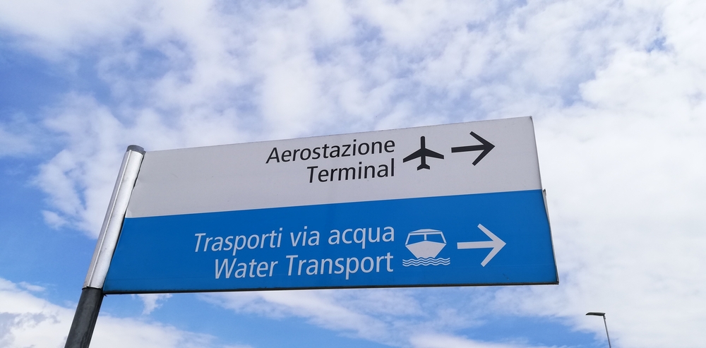 Panneaux pour les transports en bateau à l’aéroport Marco Polo de Venise