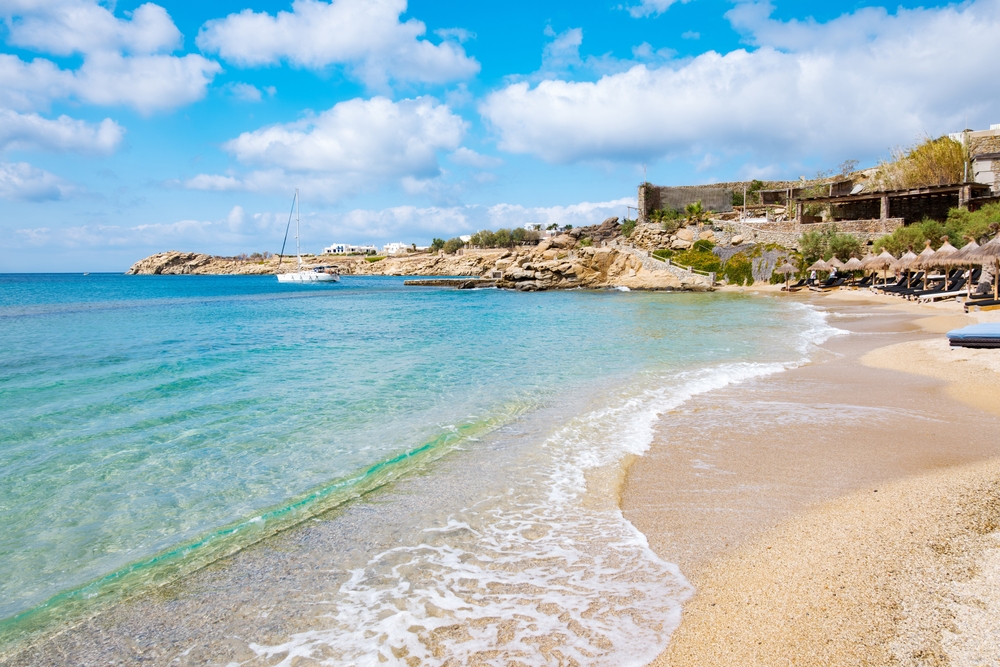 Transats et parasols sur Paradise Beach à Mykonos