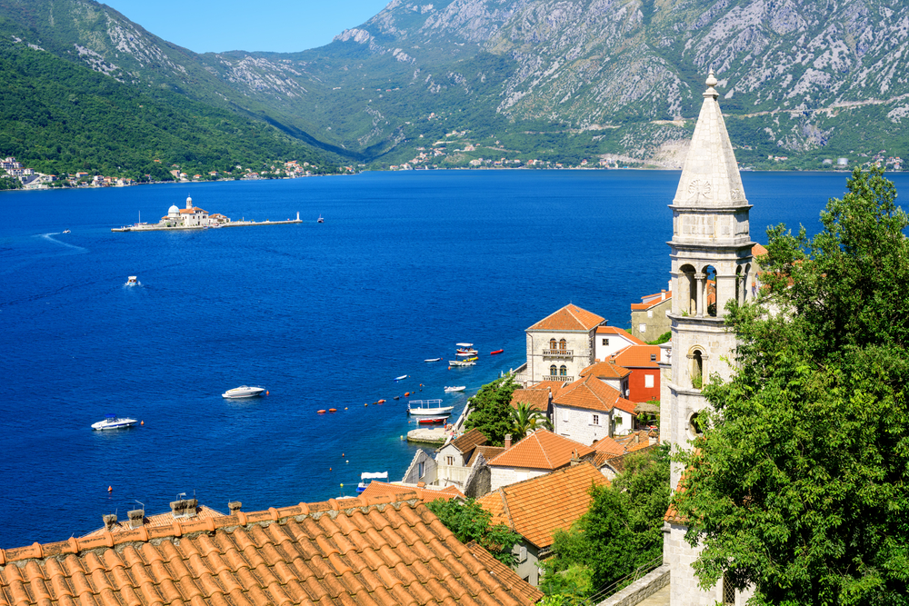 Perast dans les bouches de Kotor avec l’îlot Notre-Dame-du-Rocher