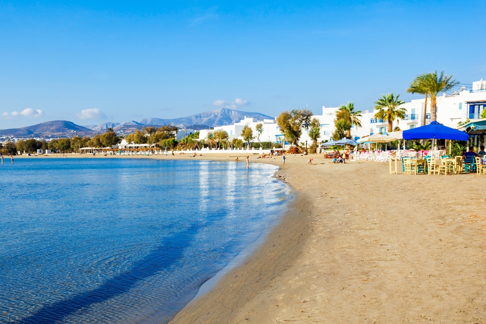 La plage urbaine d'Agios Georgios à Naxos