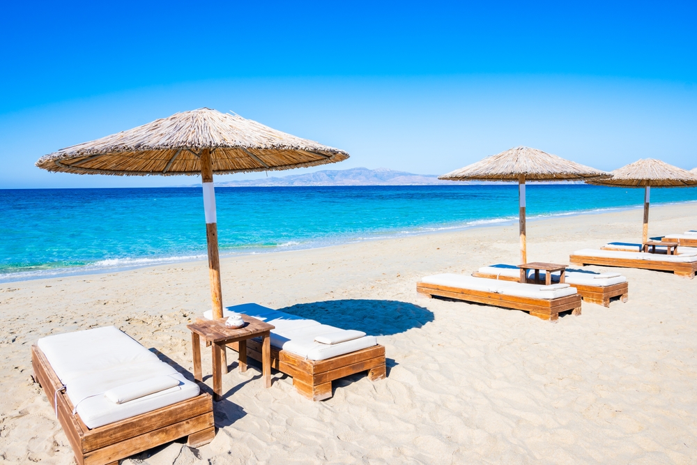 Parasols sur la plage de Plaka à Naxos
